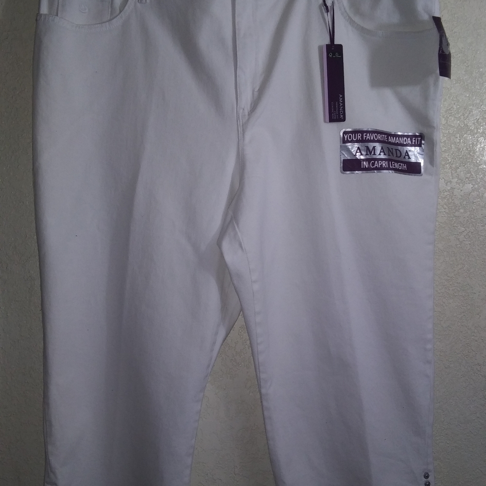 Gloria Vanderbilt, Crystal White, Amandi Capri,24